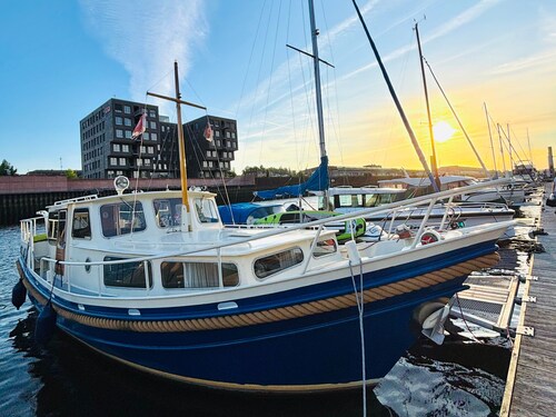 Ein gemütlicher Oldtimer: Stahlboot im Europahafen, mitten in Bremen.