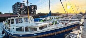 A cozy old-timer: steel boat in the Europahafen, in the middle of Bremen.
