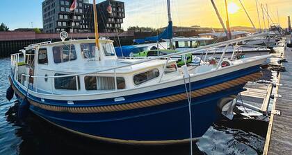 Ein gemütlicher Oldtimer: Stahlboot im Europahafen, mitten in Bremen.
