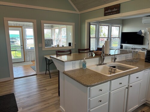 Easy-Access Gull Lakefront Cabin: All-Inclusive Family Friendly Yard & Water Fun