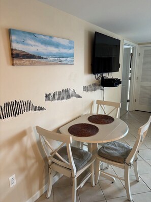 Dining - Home away from home! 2-bedroom cozy condo in Ocean City with AC and fitness room (Ocean City)