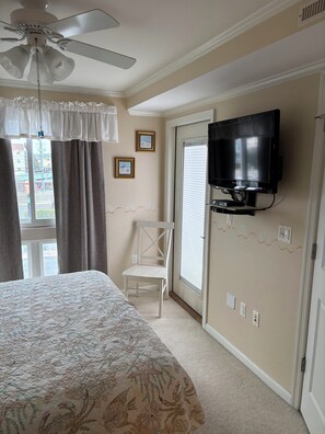 2 bedrooms, iron/ironing board, WiFi, bed sheets - Home away from home! 2-bedroom cozy condo in Ocean City with AC and fitness room (Ocean City)