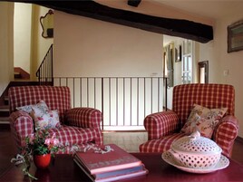 Family Apartment, 2 Bedrooms, Non Smoking, Hill View | Interior