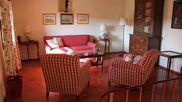 Familienapartment, 2 Schlafzimmer, Nichtraucher, Hügelblick | Wohnbereich