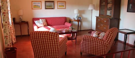 Family Apartment, 2 Bedrooms, Non Smoking, Hill View | Living area