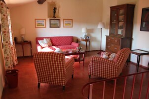 Family Apartment, 2 Bedrooms, Non Smoking, Hill View | Living area