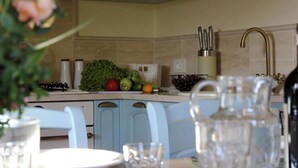 Une cuisine équipée d’un évier, d’un plan de travail et de divers ustensiles de cuisine.