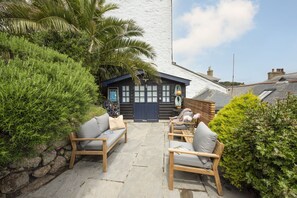 Terrace/patio - St Clements Cottage - Free WiFi - Outdoor kitchen and shower - Wood Burner (Mousehole)