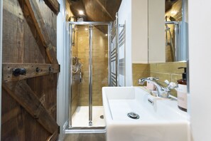 Shower, hair dryer, towels - St Clements Cottage - Free WiFi - Outdoor kitchen and shower - Wood Burner (Mousehole)