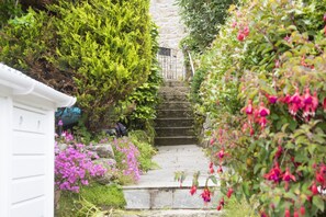 Property grounds - St Clements Cottage - Free WiFi - Outdoor kitchen and shower - Wood Burner (Mousehole)