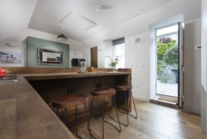 Interior - St Clements Cottage - Free WiFi - Outdoor kitchen and shower - Wood Burner (Mousehole)