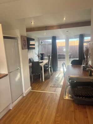 Dining - Cozy broadway apartment (Cardiff)