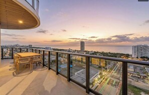 Outdoor dining - 72 Park Luxury Resort (Miami Beach)