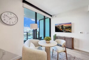 Bloc d'apartaments de luxe, 1 dormitori, vistes a l'oceà | Sala d'estar