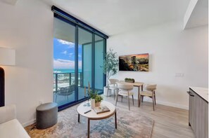 Condo exclusivo, 1 cama King size y sofá cama, vista al océano | Área de sala de estar
