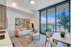 Condo exclusivo, 1 cama King size y sofá cama, vista al océano | Área de sala de estar