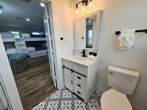 Hair dryer, towels - Blue Turtle Inn - Sleeps 16, EV Charger, near the beach! (Bolivar Peninsula)