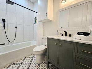 Hair dryer, towels - Blue Turtle Inn - Sleeps 16, EV Charger, near the beach! (Bolivar Peninsula)