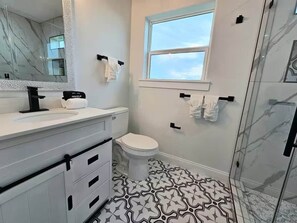 Hair dryer, towels - Blue Turtle Inn - Sleeps 16, EV Charger, near the beach! (Bolivar Peninsula)
