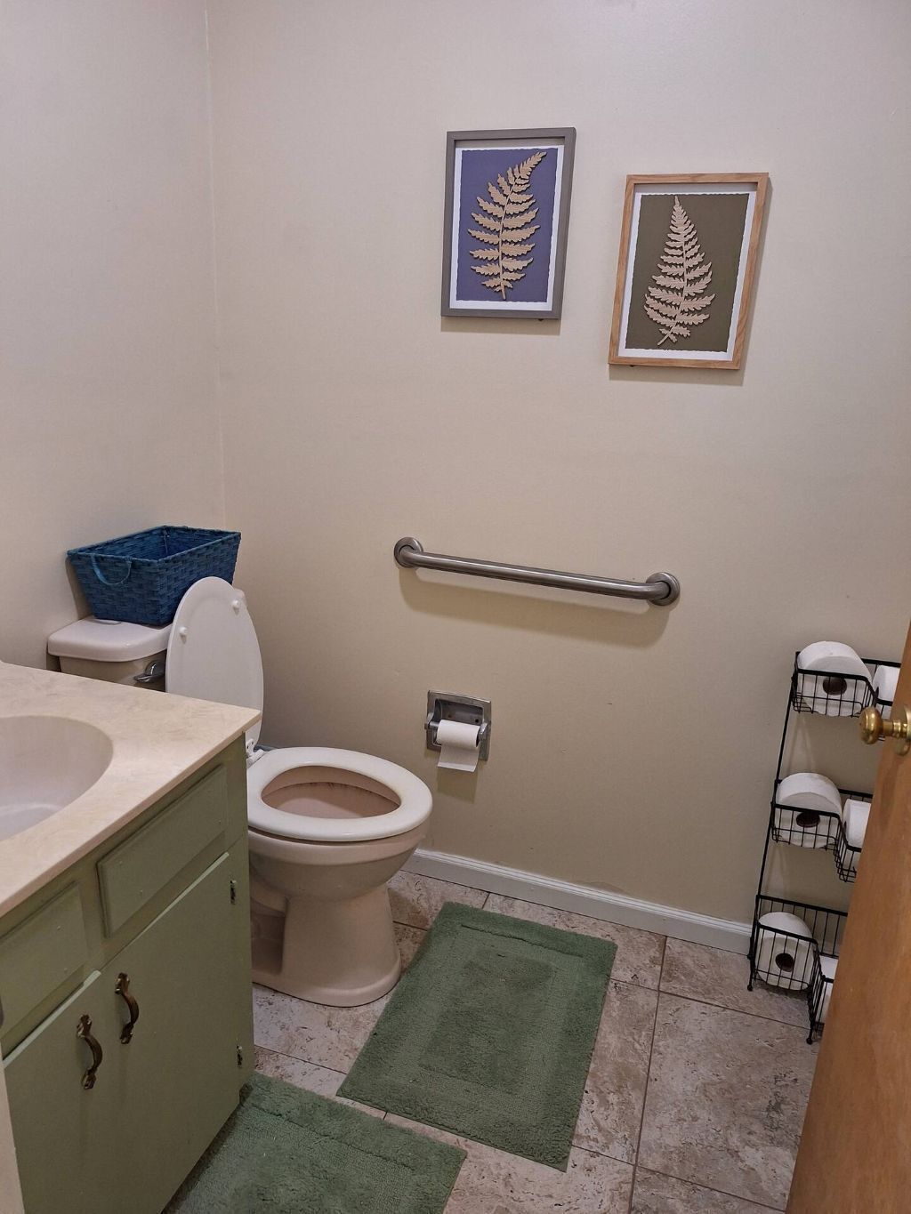 Een badkamer met toilet, wastafel en opbergplanken.