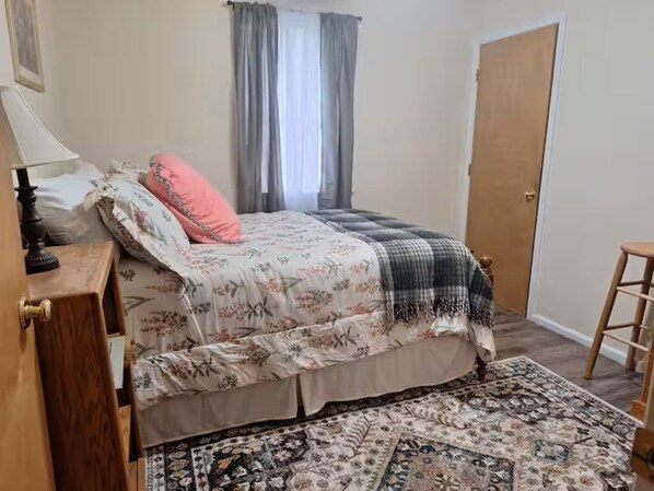 3 bedrooms, iron/ironing board, free WiFi, bed sheets - The Thompson House (Tryon)