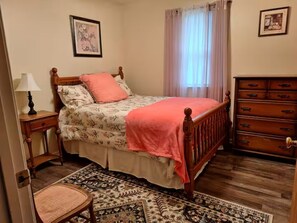 3 bedrooms, iron/ironing board, free WiFi, bed sheets - The Thompson House (Tryon)