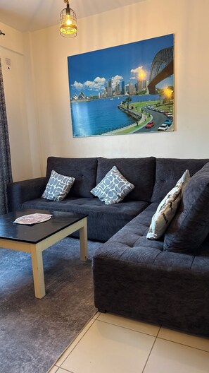 TV - Buxton 2 bedroom apartment- WITH AC/HOT SHOWER| NETFLIX (Mombasa)