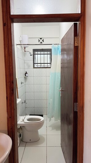 Douche, bidet, serviettes fournies, savon