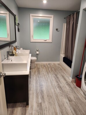 Shower, soap, toilet paper - The Hammer Cottage (Inverhuron)