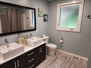 Shower, soap, toilet paper - The Hammer Cottage (Inverhuron)