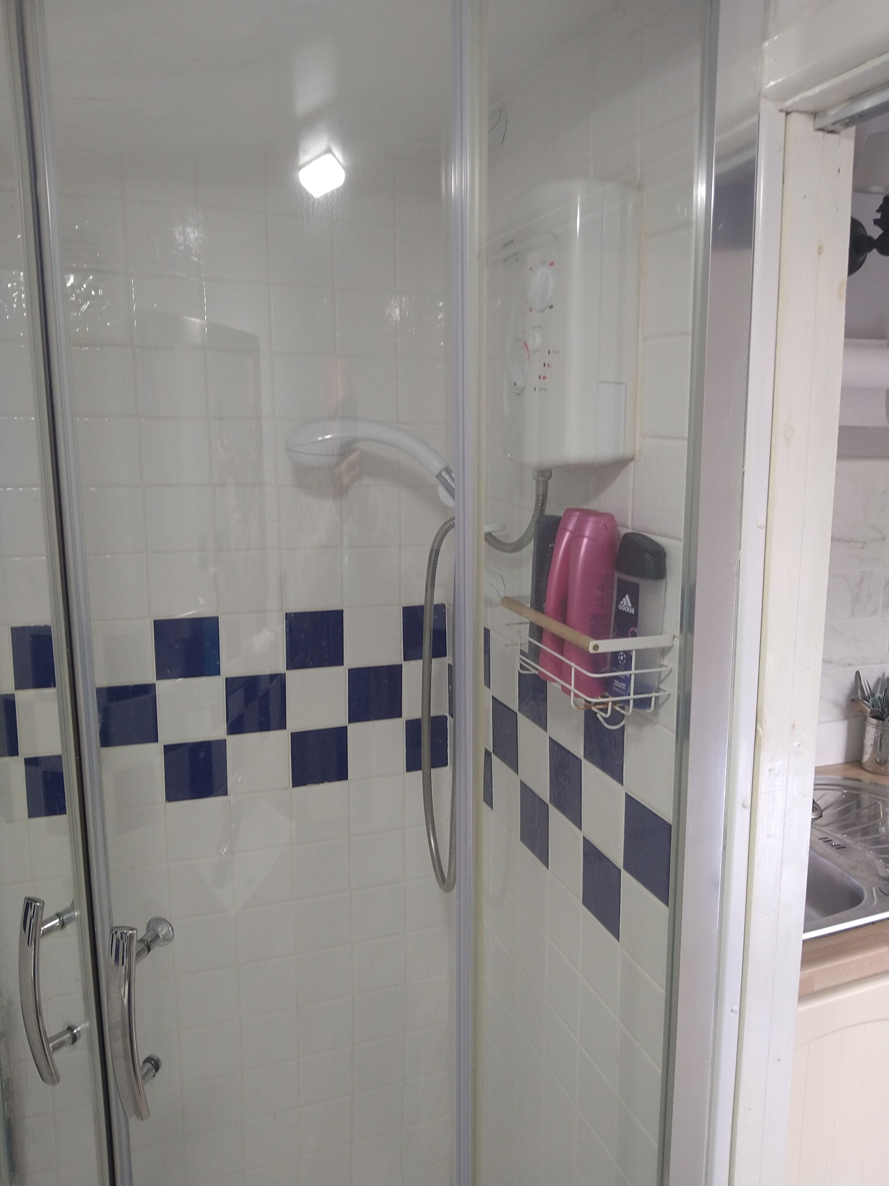 Douche, sèche-cheveux, serviettes fournies, savon