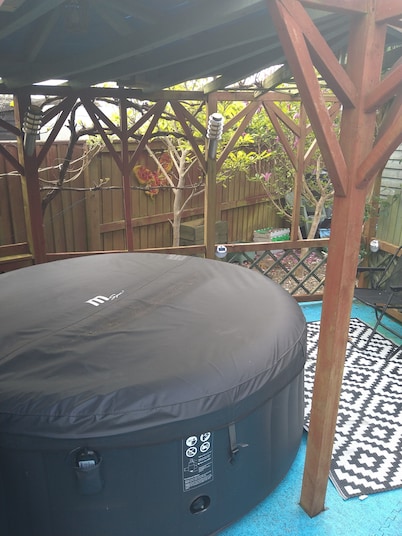 Little Lodge Chalet with hot tub.
.