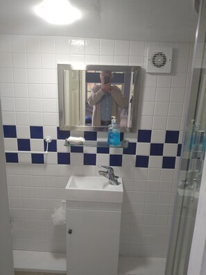 Hair dryer, towels, soap, shampoo - Little Lodge Chalet with hot tub.
. (Steynton)