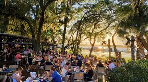Outdoor dining - Fresh On The Market Fully Renovated, Ocean Views, Top Floor, Direct Beach Access (Hilton Head Island)