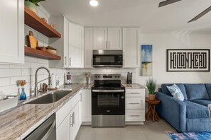 Microwave, oven, stovetop, dishwasher - Fresh On The Market Fully Renovated, Ocean Views, Top Floor, Direct Beach Access (Hilton Head Island)
