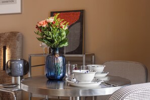 Premium Studio Suite, Balcony, Courtyard View | Dining - LILY APART Żurawie Premium stay (Gdańsk)