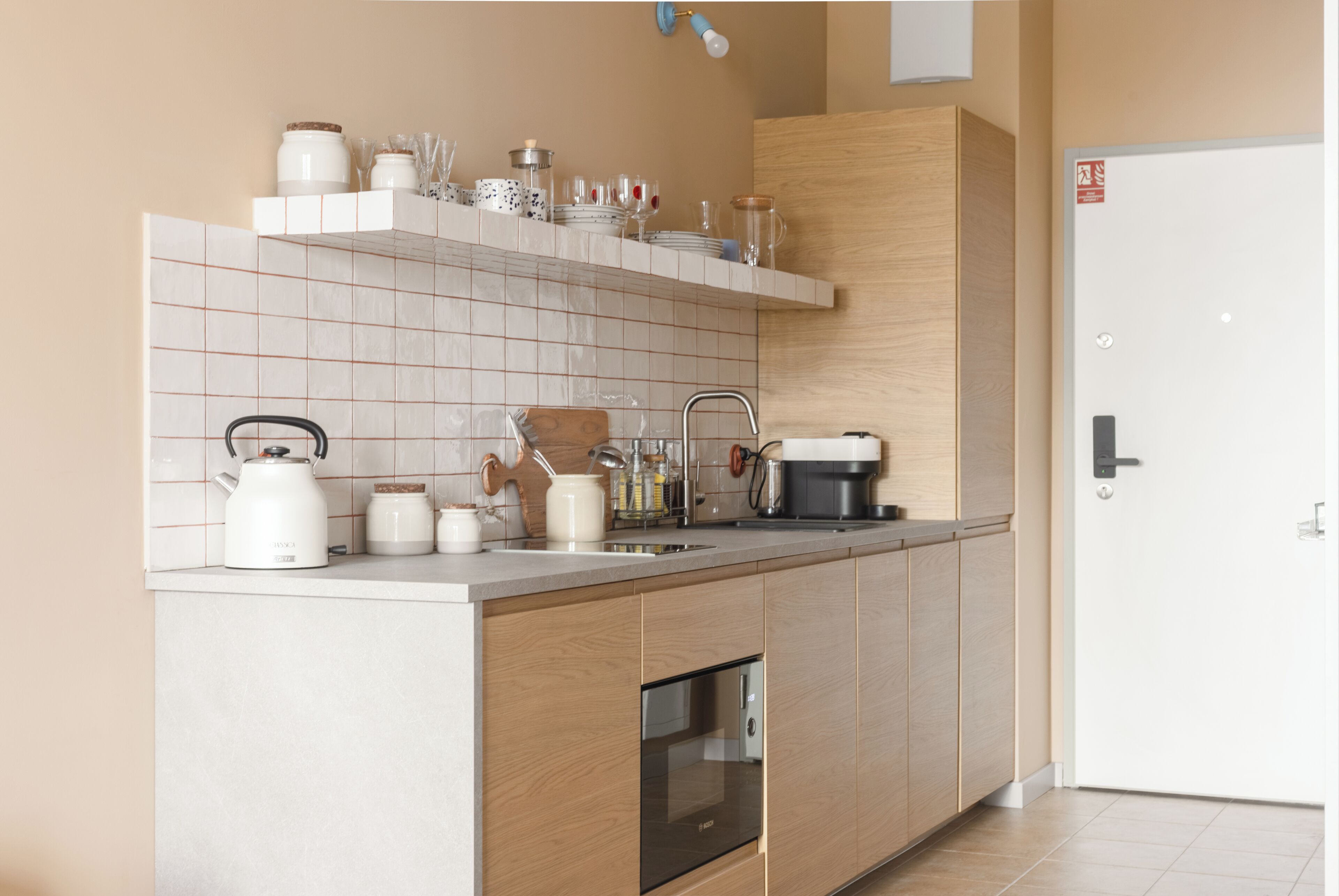 Premium Studio Suite, Balcony, Courtyard View | Private kitchen
