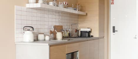 Premium Studio Suite, Balcony, Courtyard View | Private kitchen