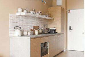 Premium Studio Suite, Balcony, Courtyard View | Private kitchen - LILY APART Żurawie Premium stay (Gdańsk)