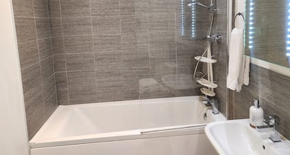 Luxury 2Bedrooms Apt Free Parking Rugby Railway Station