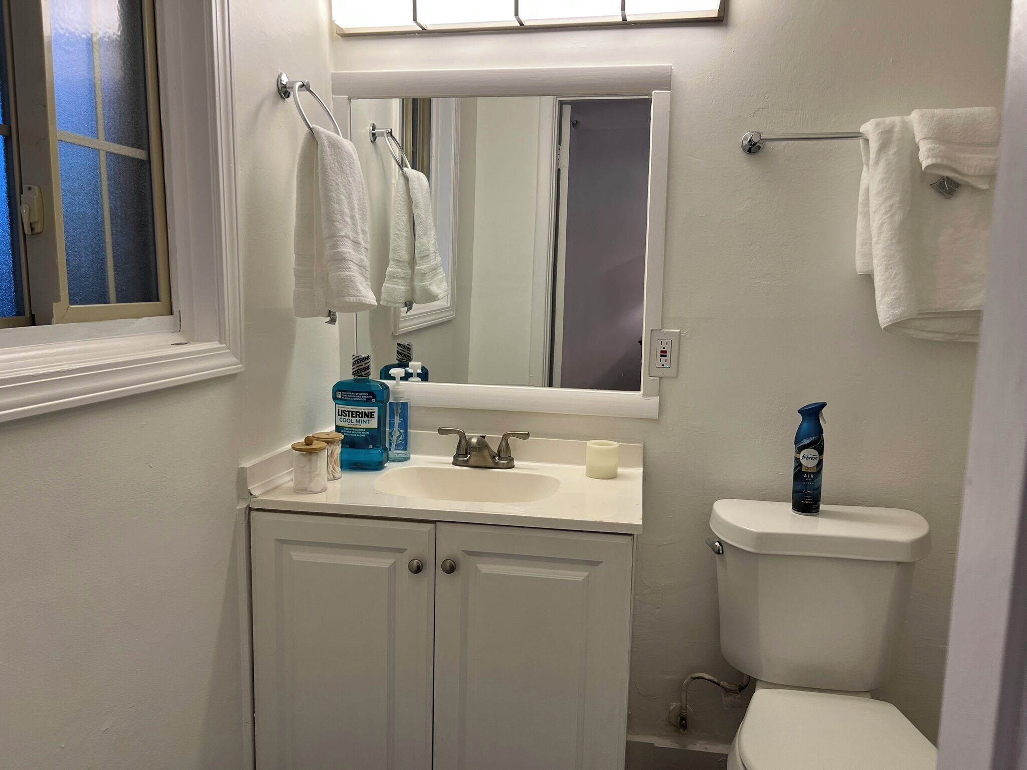Douche, séchoir à cheveux, serviettes fournies, savon