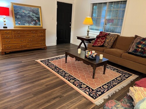 3 Queen + 1 twin bed/2 Full baths Luxury Apartment