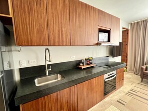 Frigorifero, microonde, forno, piano cottura