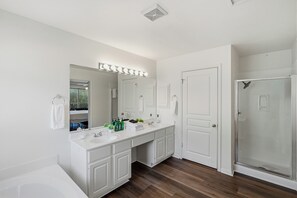 Shower, hair dryer, towels, soap - Private Pool & Patio & Poker & Kids Play Room (San Antonio)