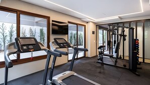 A gym with treadmills, a weight bench, and a mirror. - Bela Cintra (São Paulo)