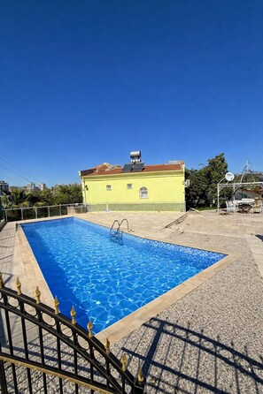 Pool - BEATIFUL LOCAİTON İN İNCEKUM PRİVATE POOL 2+1. (Türkler)