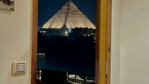 Una puerta con vistas a una pirámide de noche.
