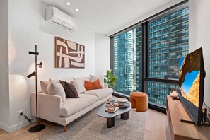 TV, offices - Chic Apartment near Crown Casino,Pool, Gym & Views (Southbank)