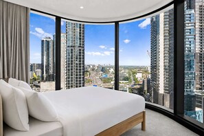 2 bedrooms, desk, iron/ironing board, WiFi - Chic Apartment near Crown Casino,Pool, Gym & Views (Southbank)
