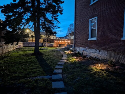 Red-roof guest house close to charming downtown with family-friendly yard space